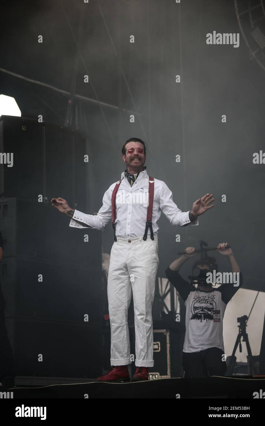 Jesse Hughes, d'Eagles of Death Metail, se présentant sur la scène principale le deuxième jour du festival de lecture de 2016. Date de la photo : vendredi 26 août 2016. Photo Banque D'Images