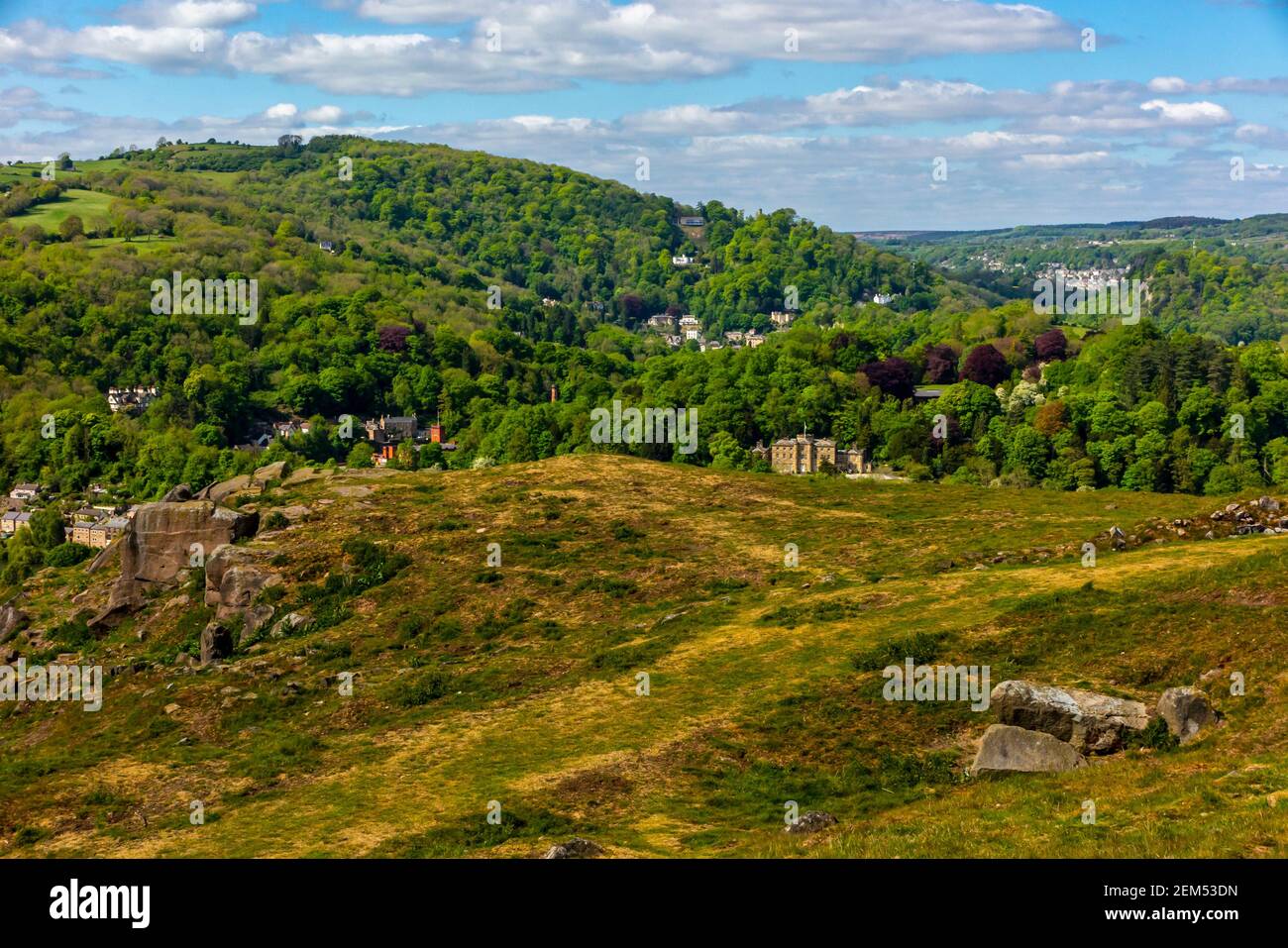 Paysage avec arbres et collines au début de l'été à Cromford Dans le Peak District Derbyshire Dales Angleterre Royaume-Uni Banque D'Images