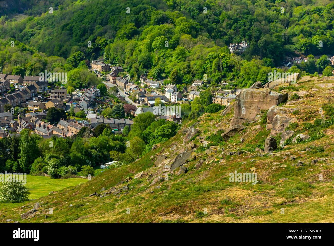 Paysage avec arbres et collines au début de l'été à Cromford Dans le Peak District Derbyshire Dales Angleterre Royaume-Uni Banque D'Images