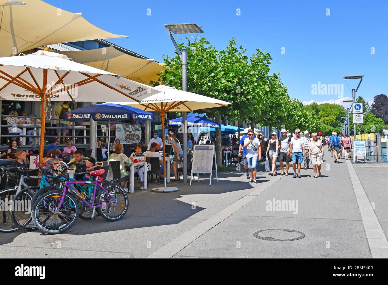 Konstanz, Allemagne - juillet 2020 : rue touristique avec cafés en plein air et personnes au port du lac de Constance le jour ensoleillé de l'été Banque D'Images