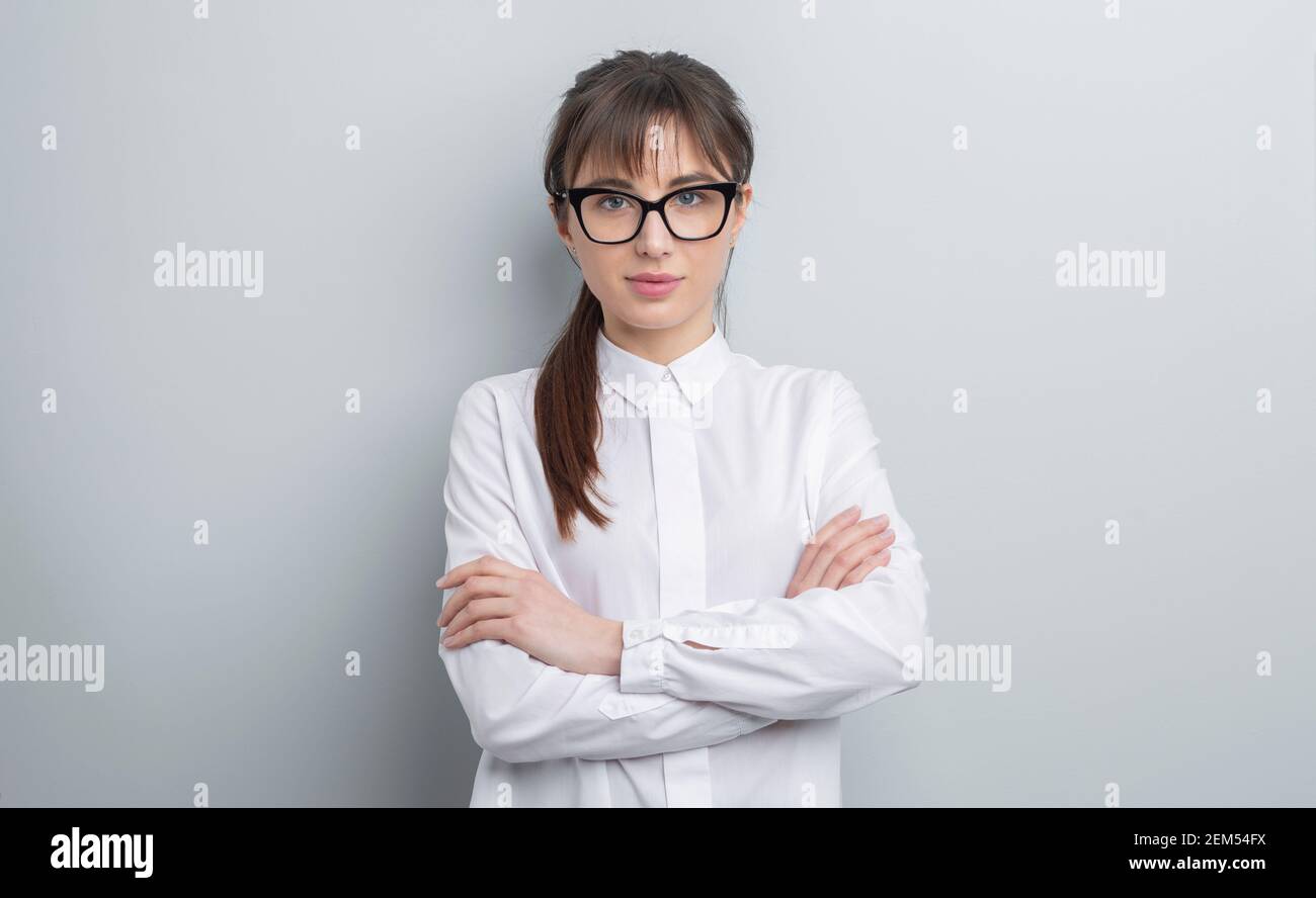 Portrait d'une jeune femme pensive portant des lunettes. Banque D'Images