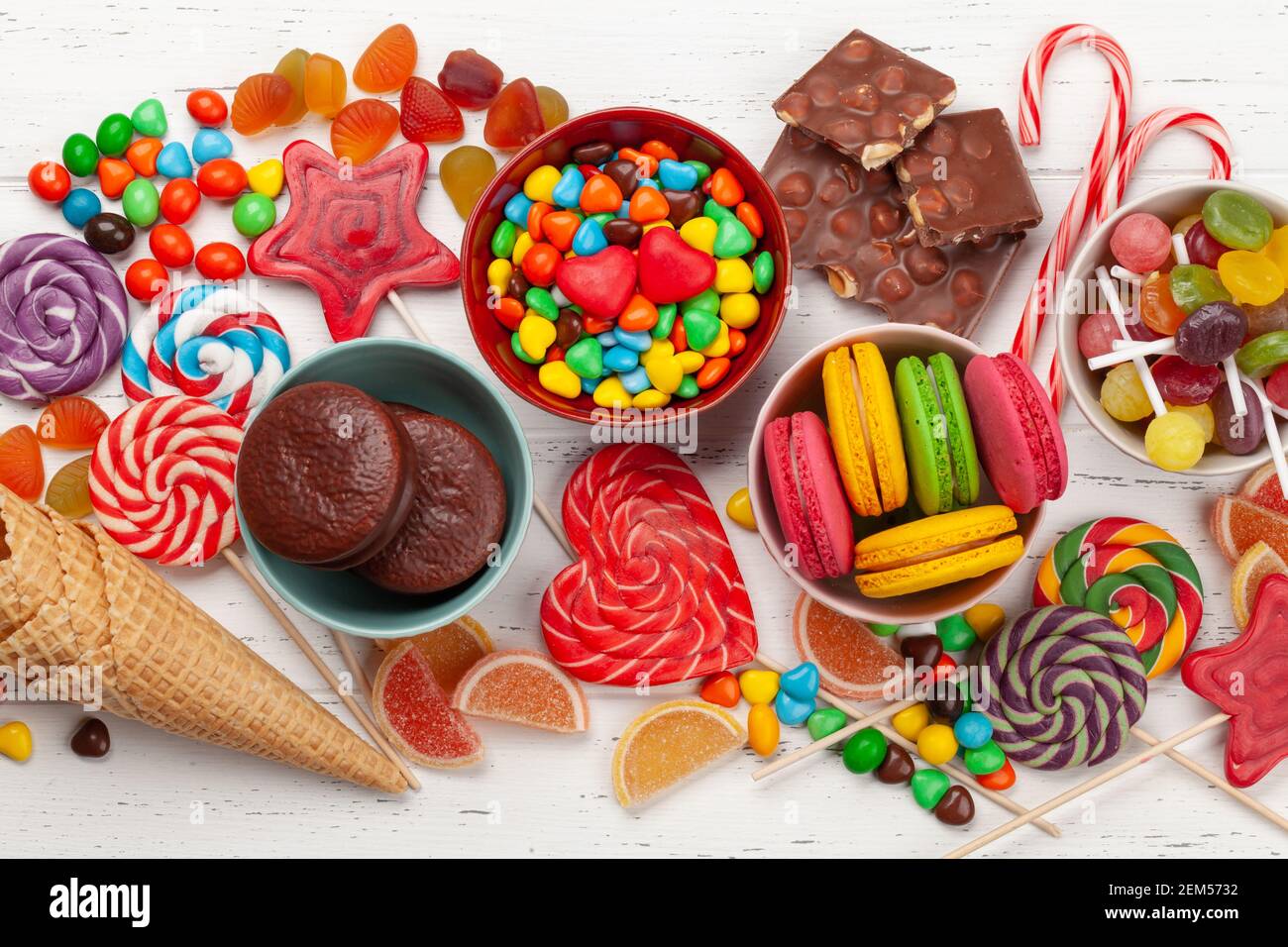 Assortiment de bonbons divers. Bonbons, bonbon, chocolat et macarons sur  fond de bois. Plan d'étapage avec vue de dessus Photo Stock - Alamy
