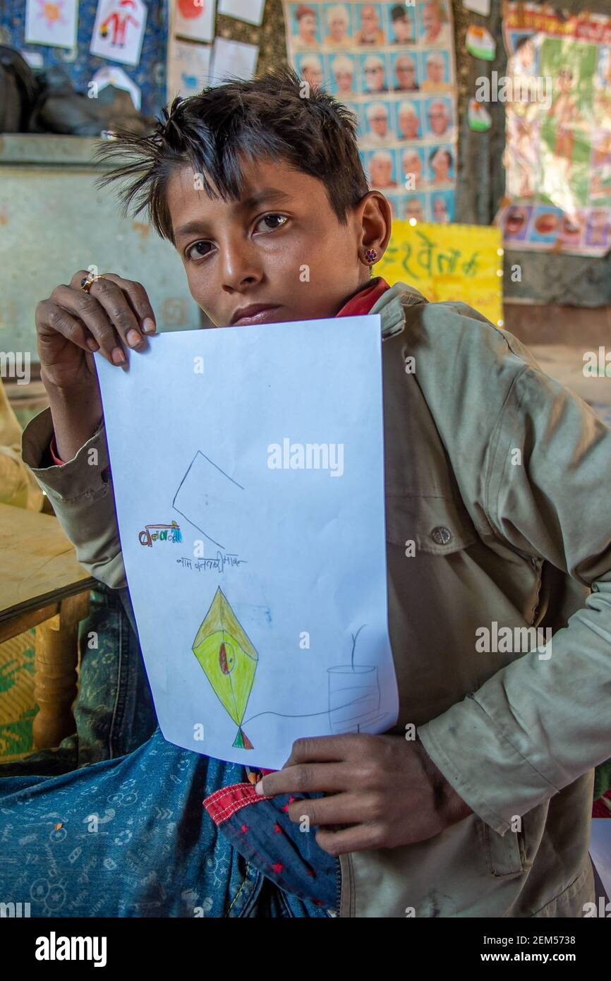 Rajasthan. Inde. 07-02-2018. Un jeune garçon montre fièrement un dessin fait à l'école dans un village du Rajasthan. Banque D'Images