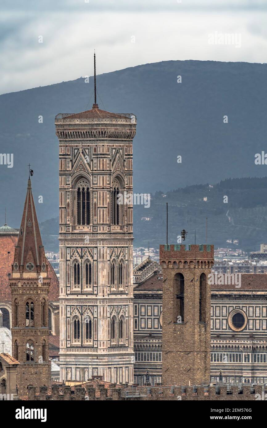 Vue sur le clocher de Giotto au premier plan de Florence Banque D'Images