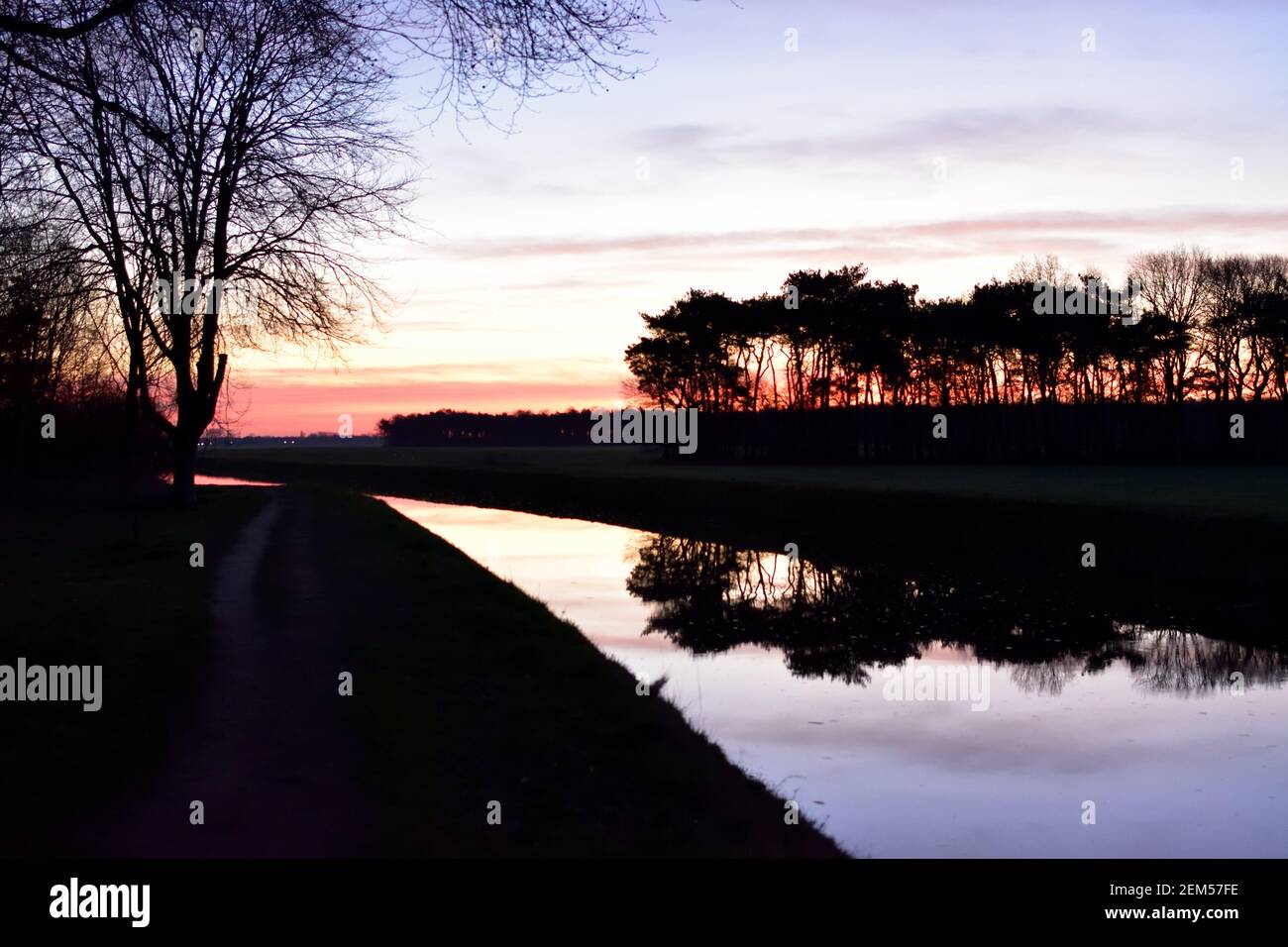 Reflets du lever du soleil dans l'eau d'un canal proche de Vinkel aux pays-Bas Banque D'Images