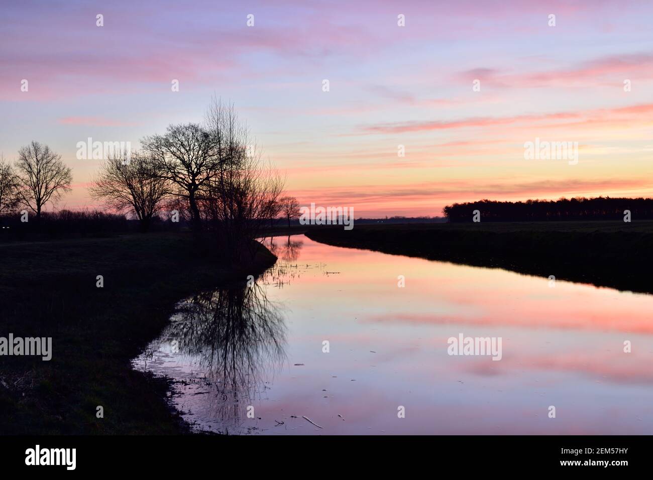 Ciel de l'aube se reflétant dans l'eau d'un canal proche À Vinkel aux pays-Bas Banque D'Images