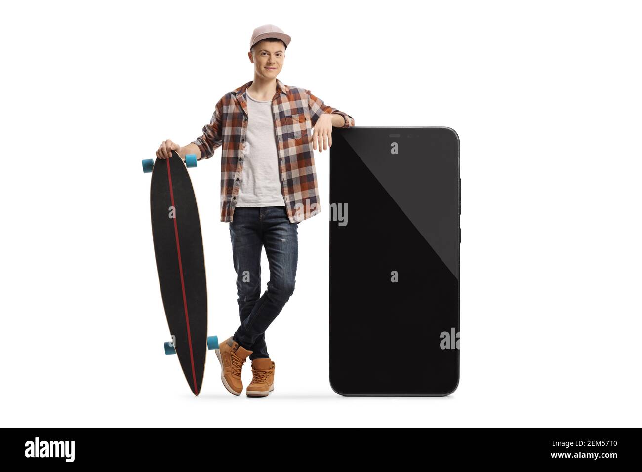 Portrait complet d'un type de patineur qui se penche sur un grand smartphone et tenant un skateboard isolé sur fond blanc Banque D'Images
