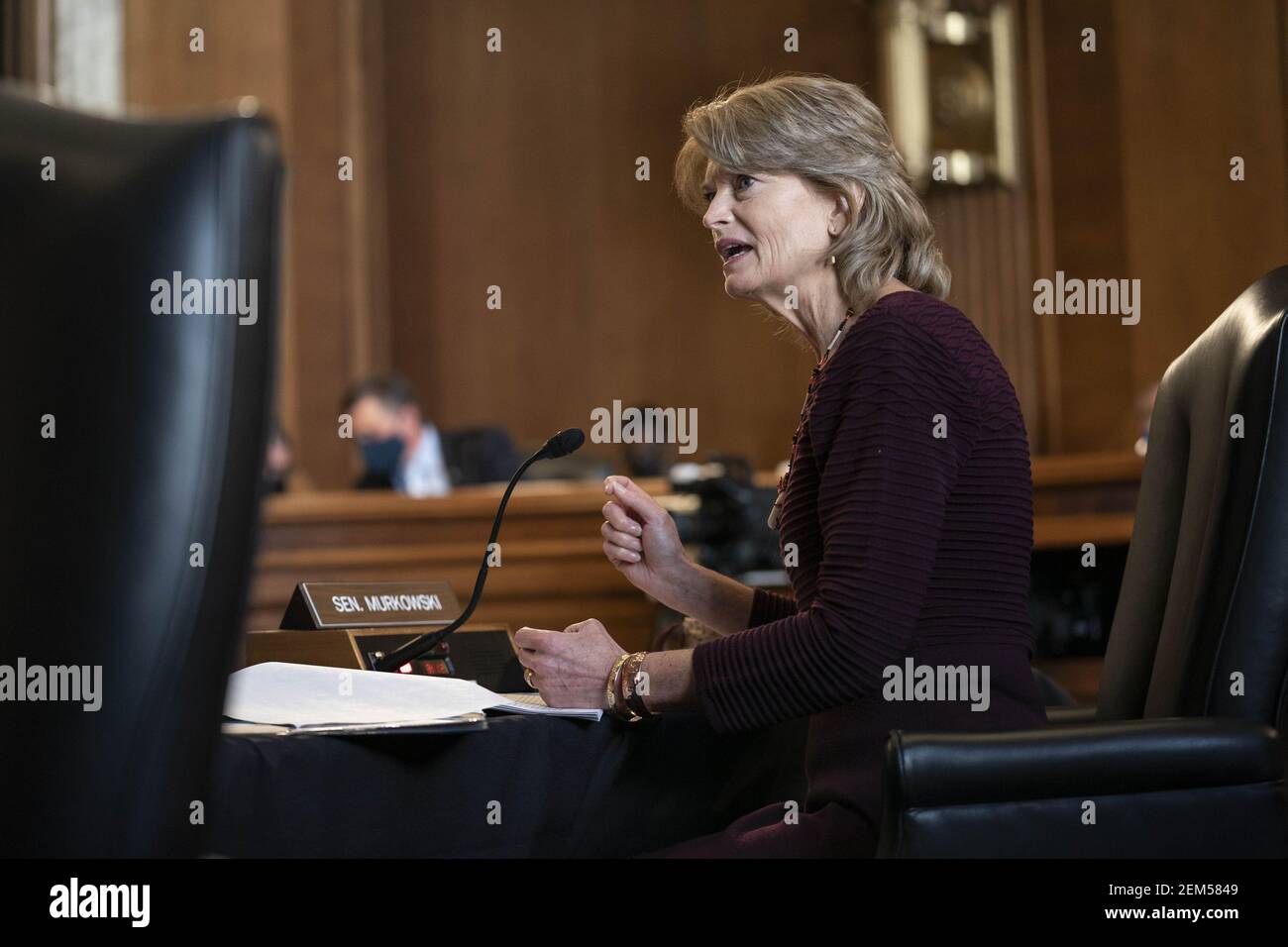 Washington, États-Unis. 24 février 2021. La sénatrice Lisa Murkowski, républicaine d'Alaska, s'exprime lors d'une audience de confirmation du Comité sénatorial de l'énergie et des ressources naturelles pour le représentant Deb Haaland, démocrate du Nouveau-Mexique et secrétaire du candidat à l'intérieur du président américain Joe Biden, à Washington, DC, le mercredi 24 février 2021. Photo de piscine par Sarah Silbiger/UPI crédit: UPI/Alay Live News Banque D'Images