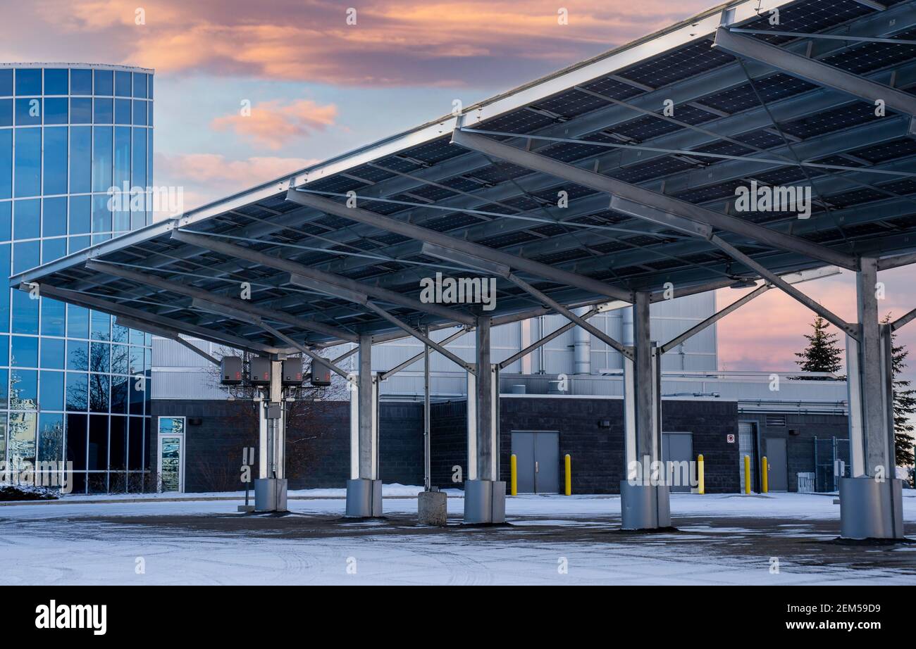 Un portage solaire pour produire de l'énergie renouvelable et charger des véhicules électriques est une alternative écologique à Airdrie Alberta Canada. Banque D'Images Un portage solaire pour produire de l'énergie renouvelable et charger des véhicules électriques est une alternative écologique à Airdrie Alberta Canada. Banque D'Images