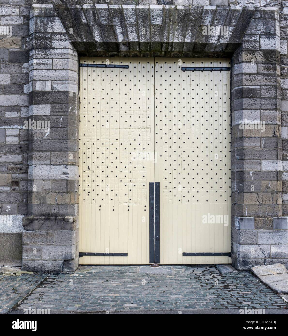 Une ancienne porte en bois rénovée, entourée de briques, sur un bâtiment de l'Université technologique de Dublin, Grangegorman, Dublin, Irlande. Banque D'Images