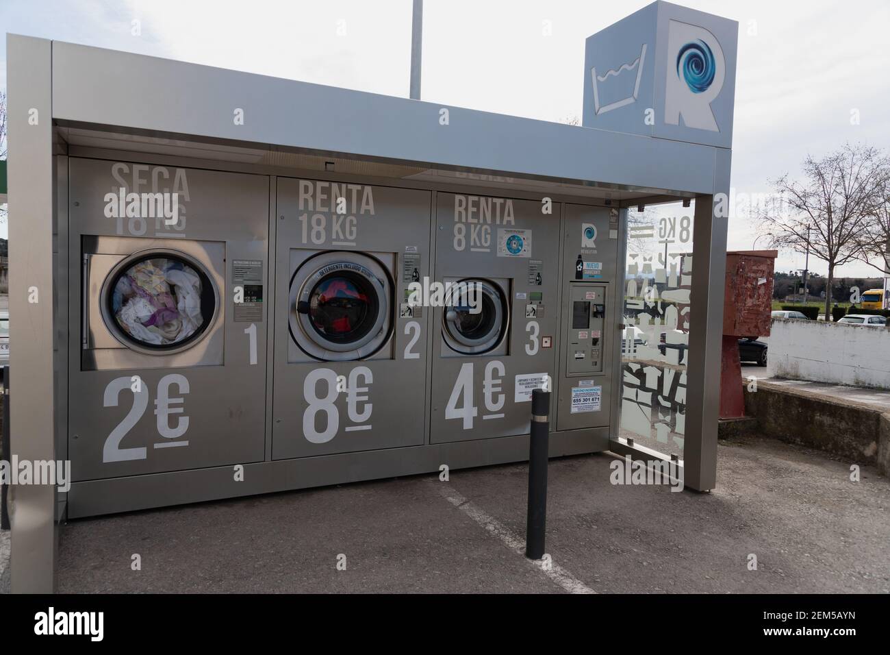CALDES DE MONTBUI, ESPAGNE - 31 JANVIER 2021:machines à laver dans un lavoir en libre service en Espagne à l'extérieur. Ecrit en espagnol ¨ détergent inclus Banque D'Images