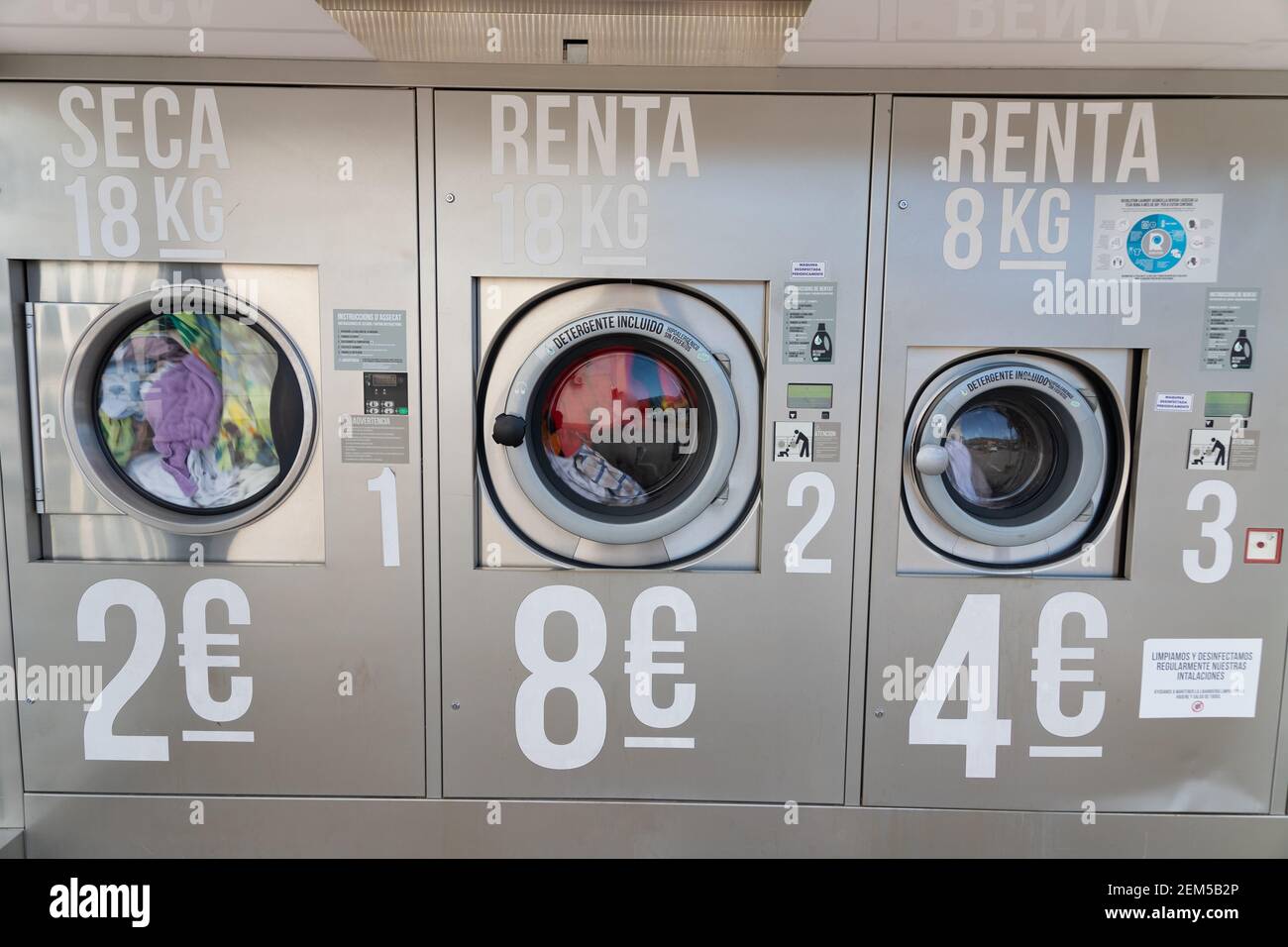 CALDES DE MONTBUI, ESPAGNE - 31 JANVIER 2021:machines à laver dans un  lavoir en libre service en Espagne à l'extérieur. Ecrit en espagnol ¨  détergent inclus Photo Stock - Alamy