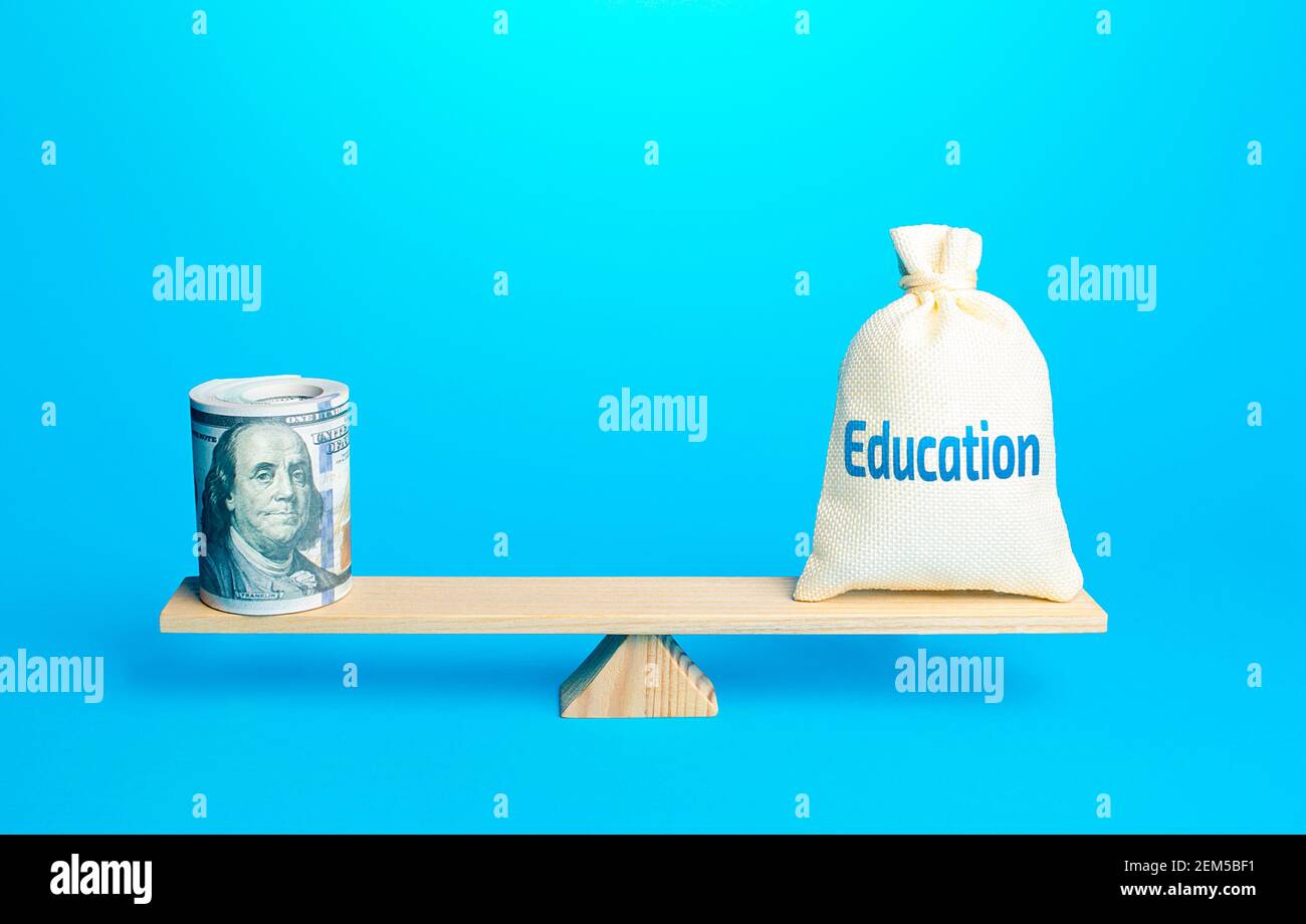 Un paquet de dollars et un sac d'éducation sur les balances. Investissements de fonds budgétaires dans le système éducatif, une politique d'amélioration de la qualité de l'éducation Banque D'Images