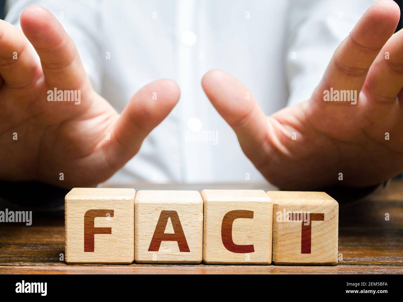 L'homme se recentre avec ses mains du mot fait. Refus et non-acceptation rejet de faits et de preuves. Conspiration et méfiance de Banque D'Images