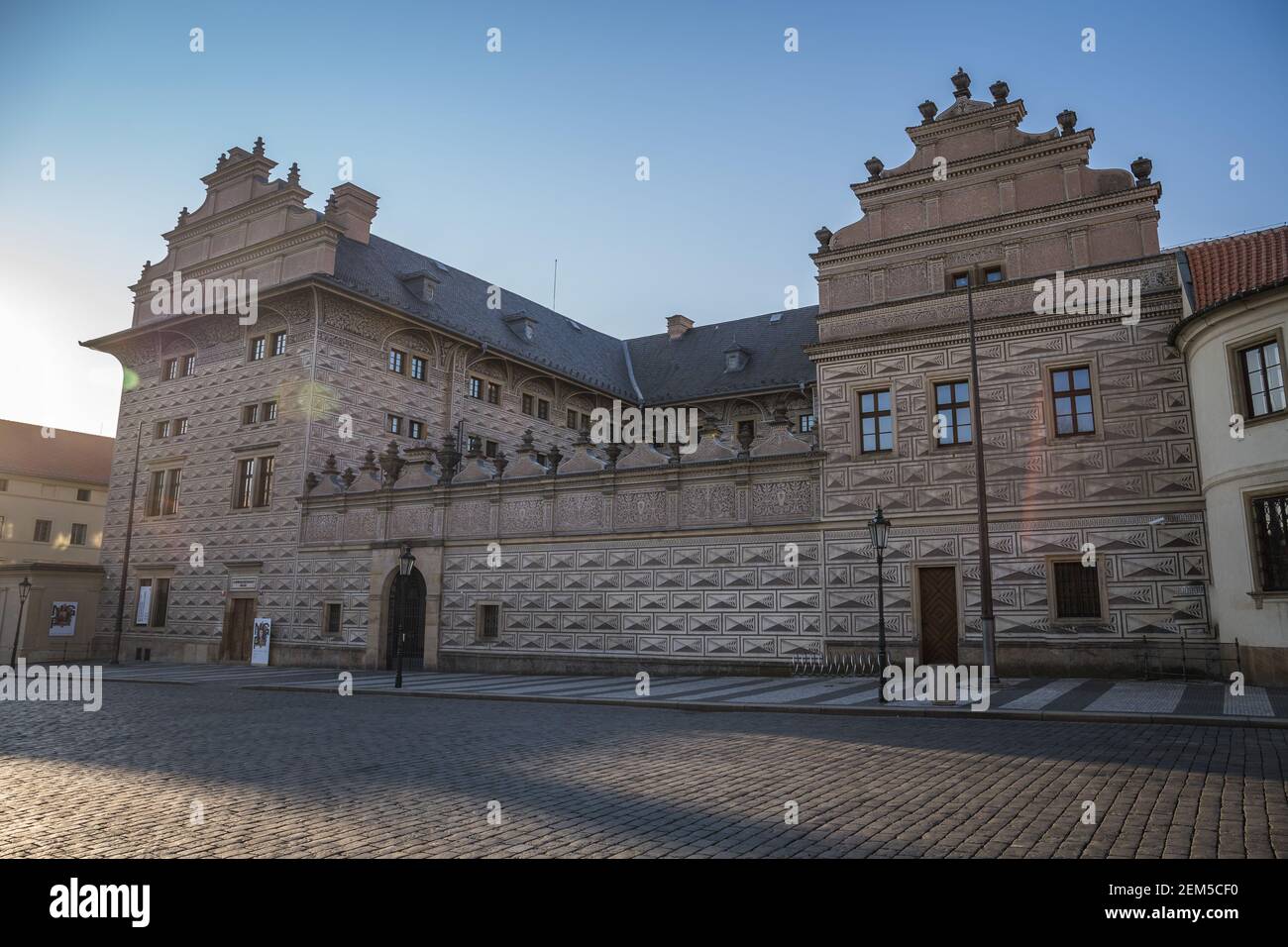 PRAGUE, RÉPUBLIQUE TCHÈQUE - AVRIL 2020 : place Hradcanske, Palais de l'Archevêque et Château de Prague. Pas de plaide, personne Banque D'Images