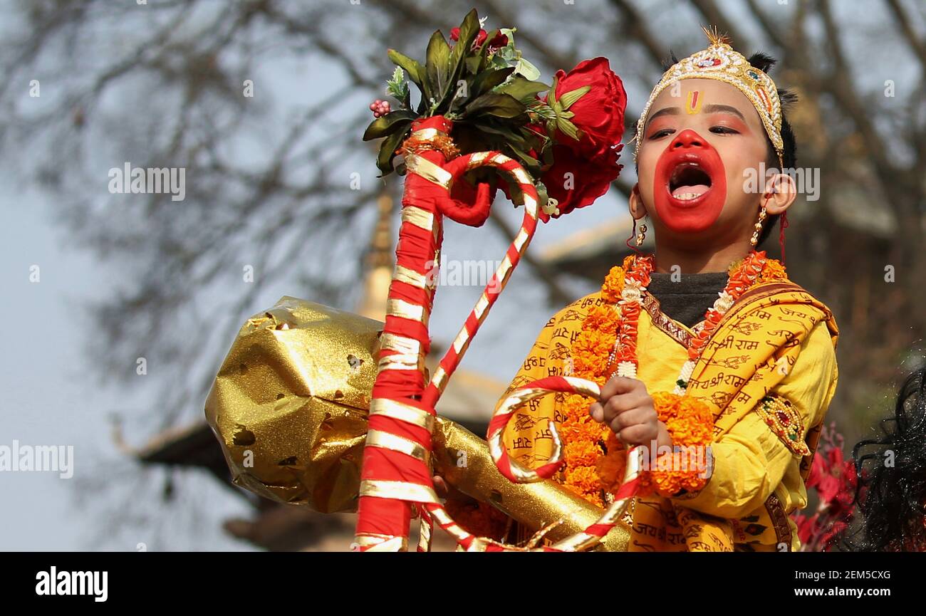 Katmandou, Bagmati, Népal. 24 février 2021. Un garçon népalais s'est habillé comme des gestes hindous de Lord Hanuman alors qu'il participe à Wotu Magh Yatra, une partie du festival du Madhav Narayan d'un mois à la place Hanumandoka Durbar à Katmandou. Crédit : Sunil Sharma/ZUMA Wire/Alay Live News Banque D'Images