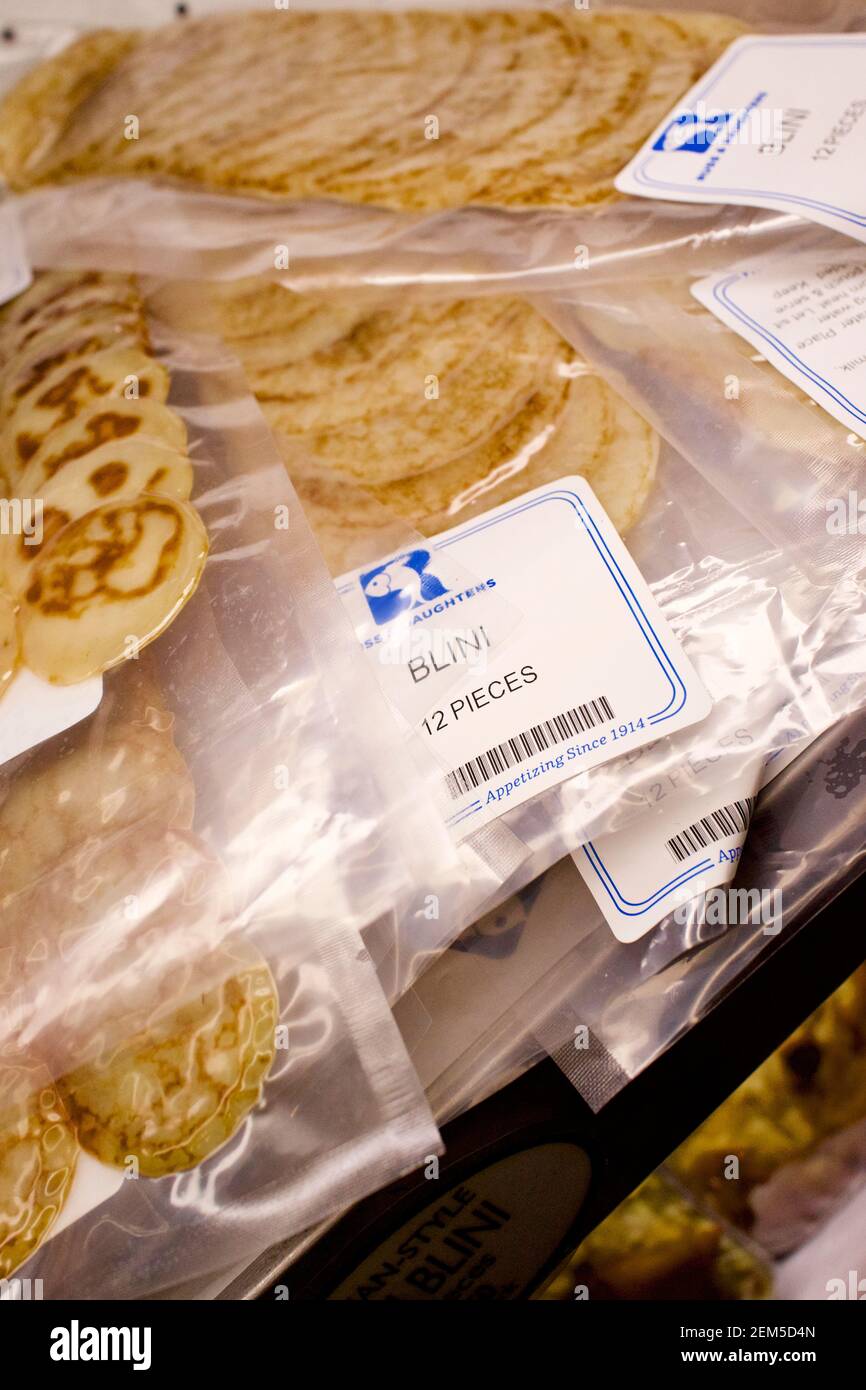 Russ & Daughters est une icône culinaire et culturelle de New York, connue pour ses plats appétissants de la plus haute qualité : poisson fumé, caviar, bagels, bialys Banque D'Images