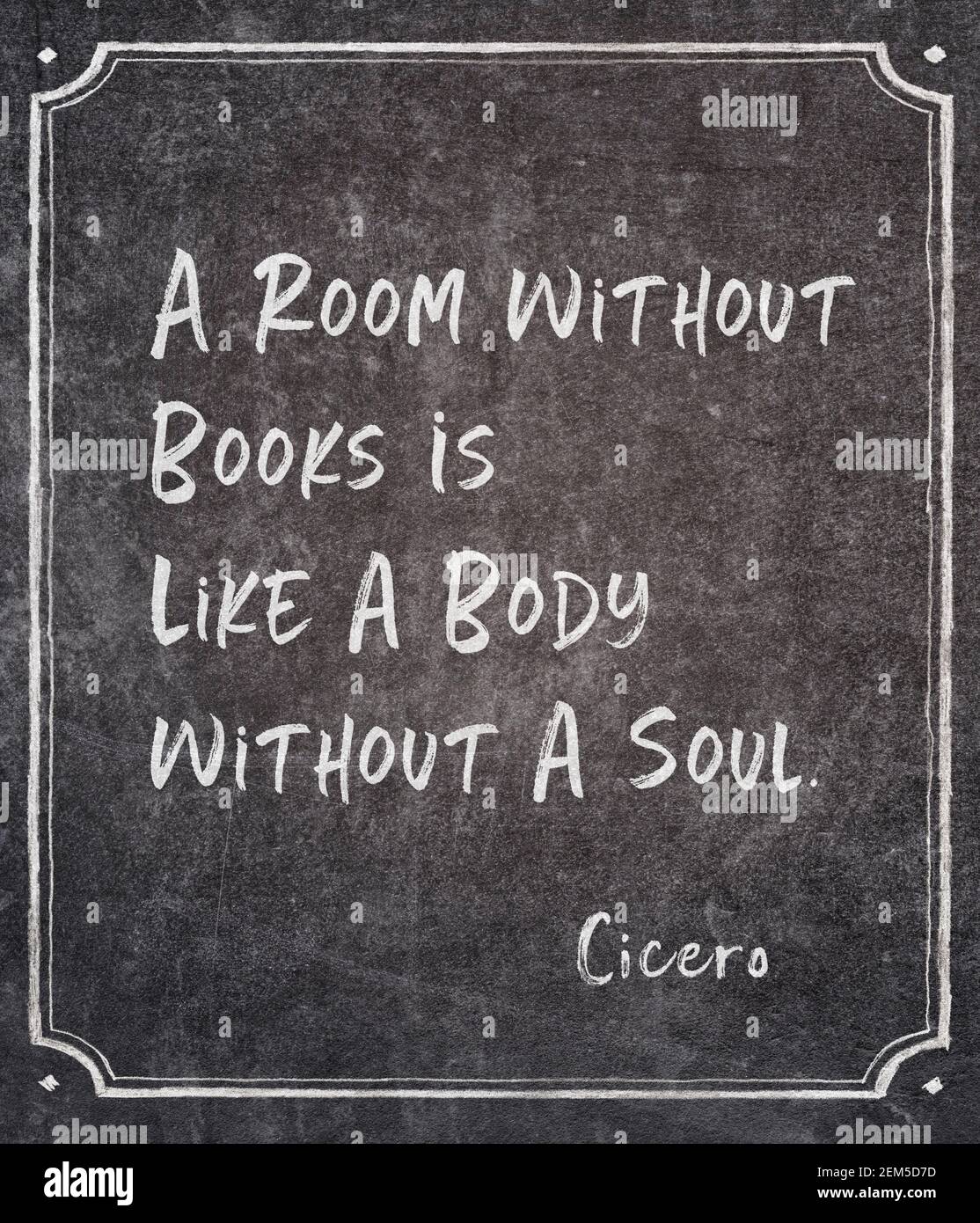 Une chambre sans livres est comme un corps sans un Soul - ancien philosophe romain Cicero citation écrite sur encadré tableau noir Banque D'Images