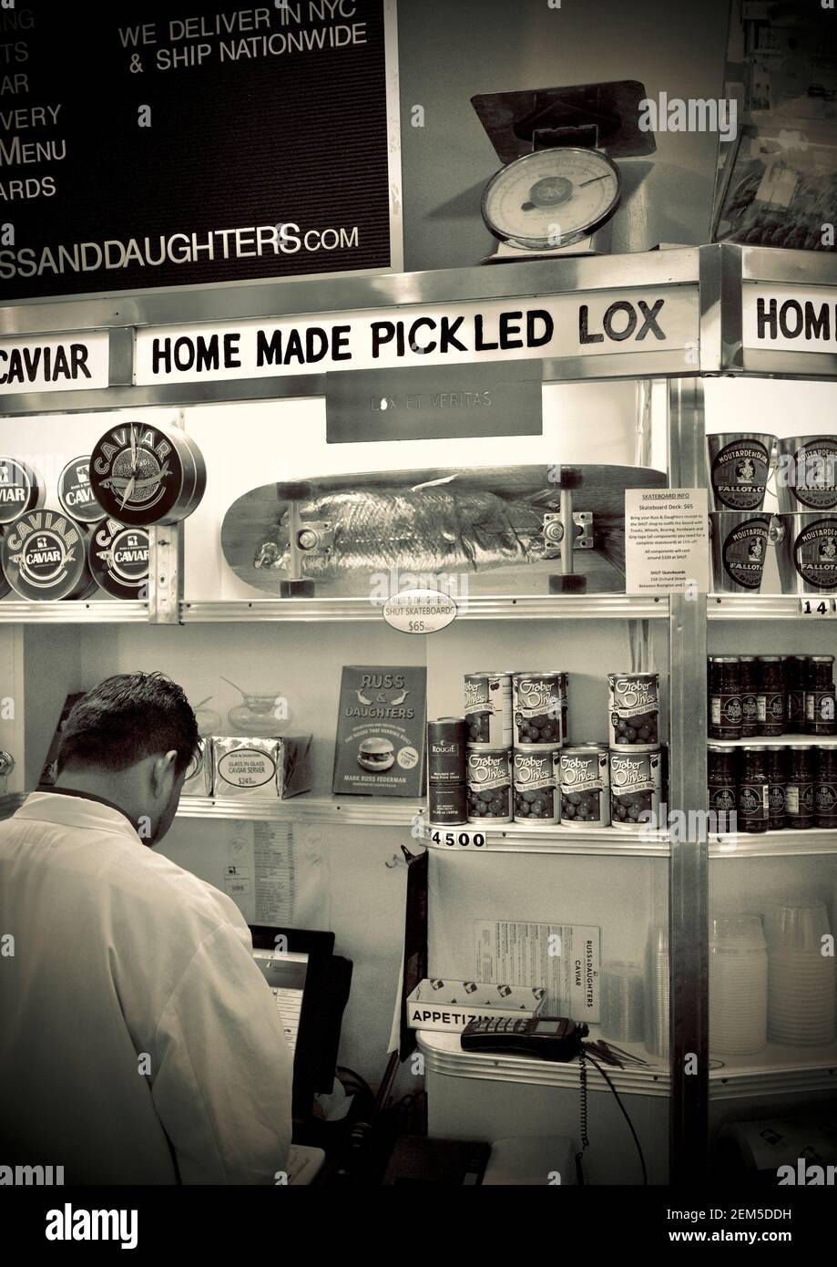 Russ & Daughters est une icône culinaire et culturelle de New York, connue pour ses plats appétissants de la plus haute qualité : poisson fumé, caviar, bagels, bialys Banque D'Images