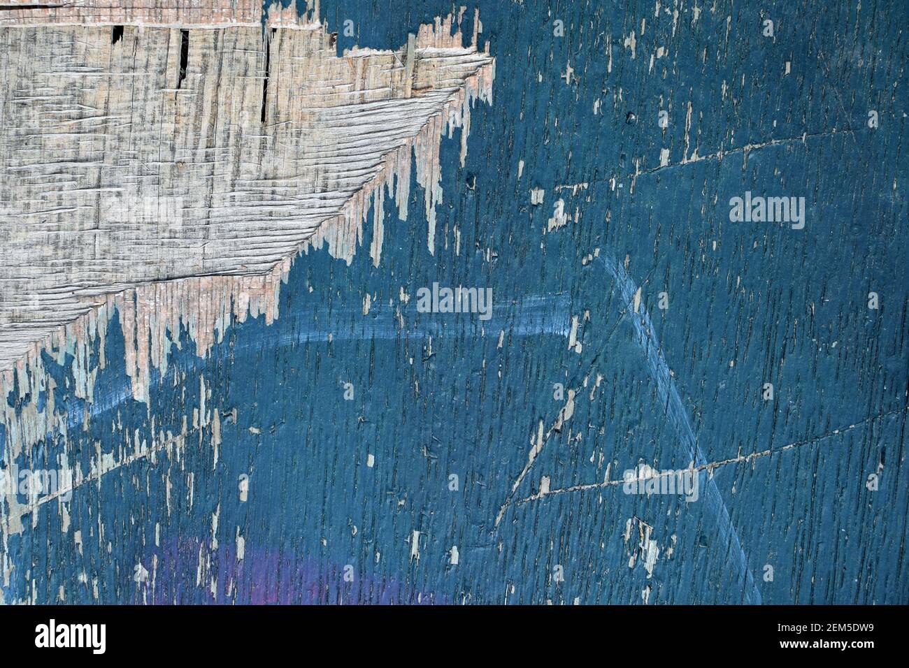 Planche en bois cassé avec peinture écaillée. Arrière-plan abstrait. Banque D'Images