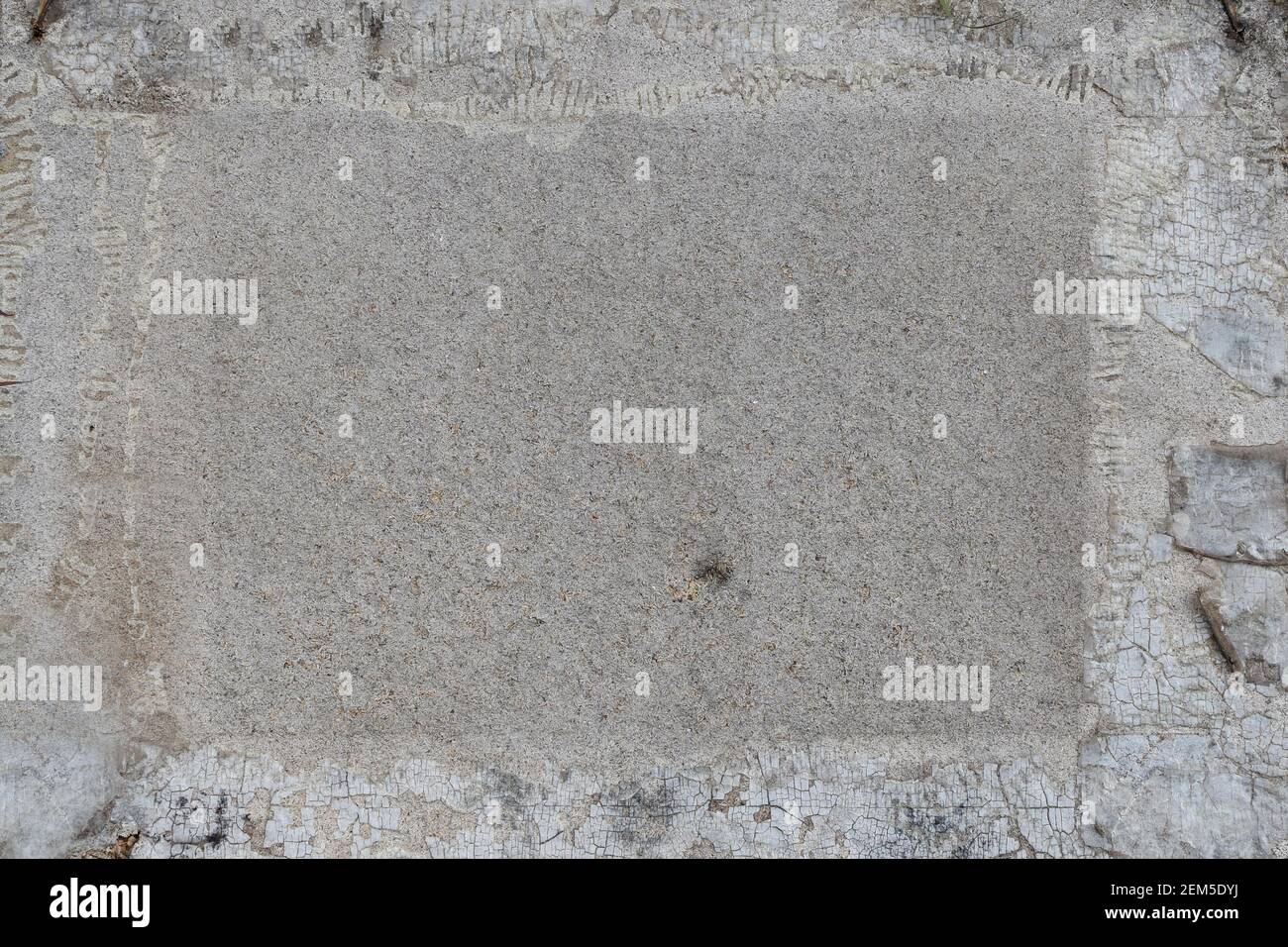 Panneau en bois décoloré avec peinture écaillée et taches. Texture d'arrière-plan. Banque D'Images