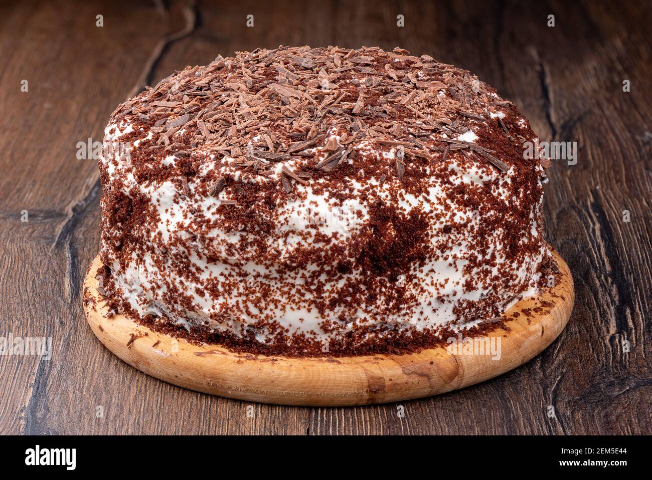Gateau Cremeux Au Chocolat Parseme De Copeaux De Chocolat Gateau Sur Une Planche A Decouper En Bois Gateau Fait Maison Photo Stock Alamy