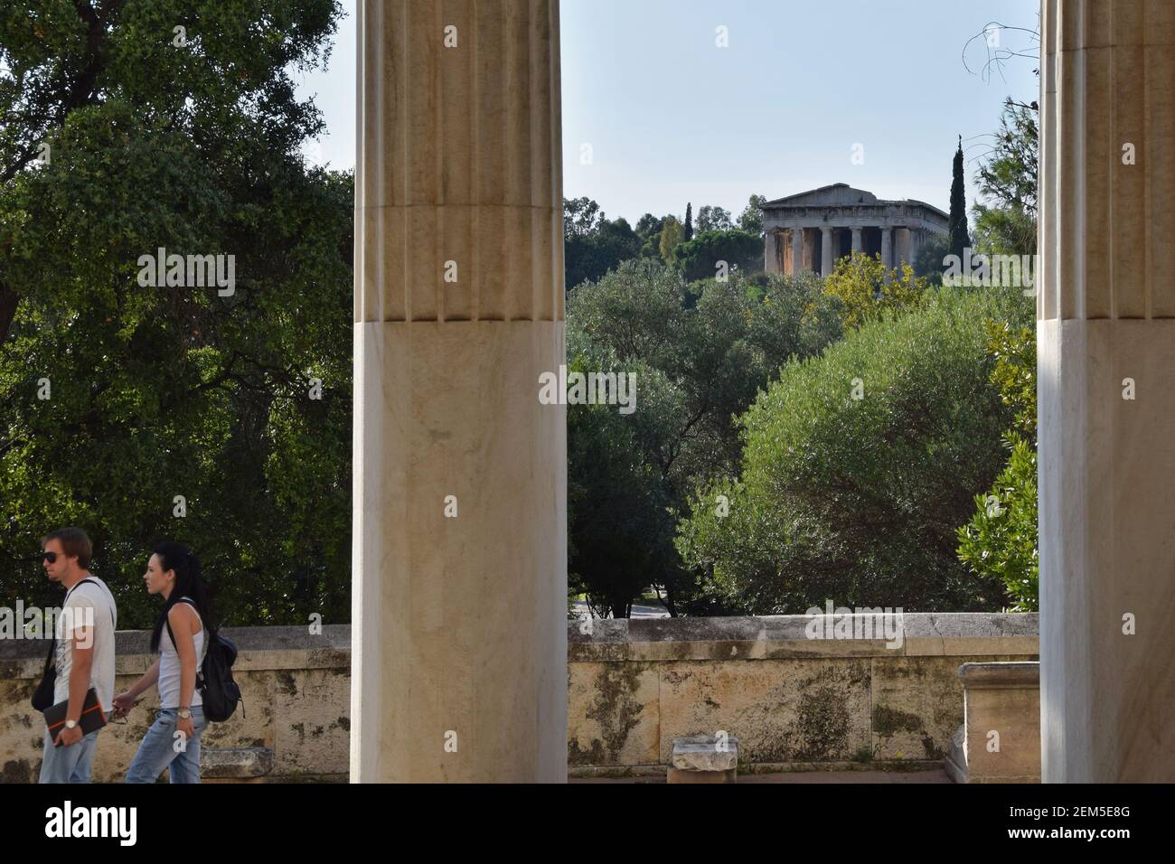 Athènes, Grèce - 14 octobre 2015 : personnes marchant dans le STOA Attalou dans l'ancienne agora du centre-ville d'Athènes. Vue sur le temple de Thisseion. Banque D'Images