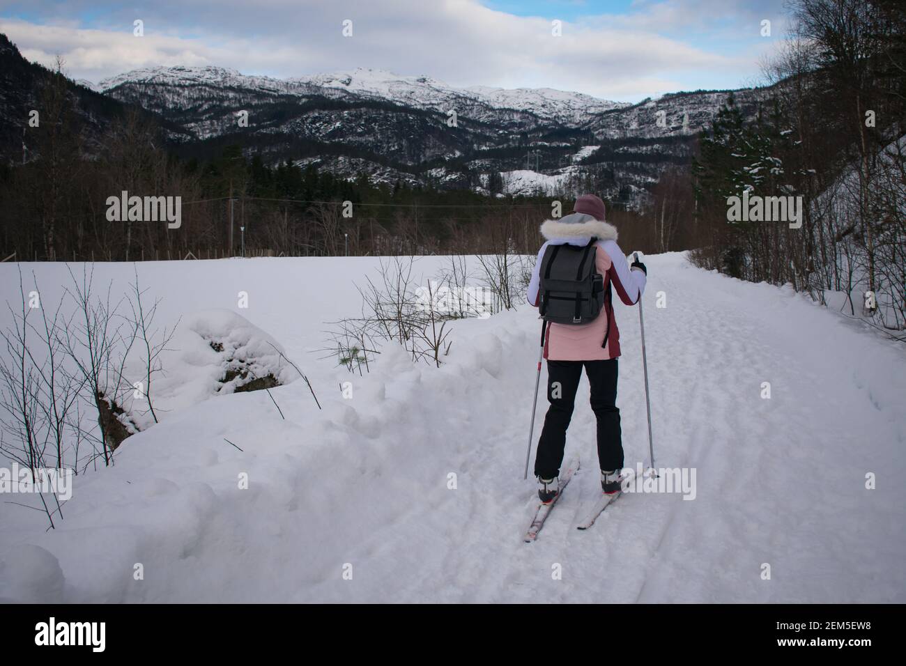 Jeune femme ski de fond en Norvège Banque D'Images
