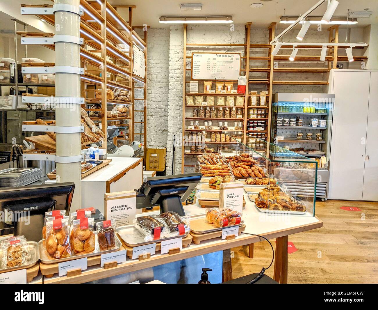 Pain et pâtisseries fraîchement cuits dans la boulangerie et café Gail’s Bakery, South End Road, Hampstead, Londres, Royaume-Uni Banque D'Images