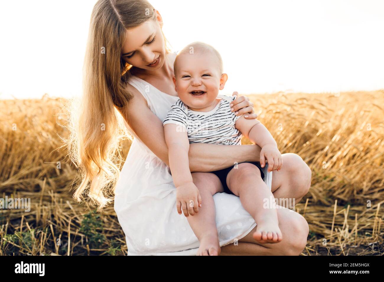 Bonne Belle Mere Avec Son Bebe Sur Le Champ De Ble Dore La Famille Sur Le Champ De Grain La Maman Embrasse Son Petit Garcon Photo Stock Alamy Bonne Belle Mere Avec Son Bebe Sur Le Champ De Ble Dore La Famille Sur Le Champ De Grain La Maman Embrasse Son Petit Garcon Photo Stock Alamy