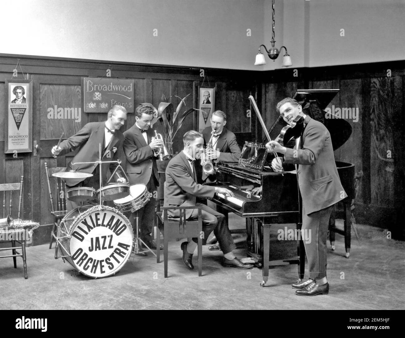 DIXIELAND JAZZ ORCHESTRA aka Original Dixieland Jazz Band vers 1917 avec Henry Ragas au piano. Il est décédé de la pandémie de grippe de 1918. Banque D'Images