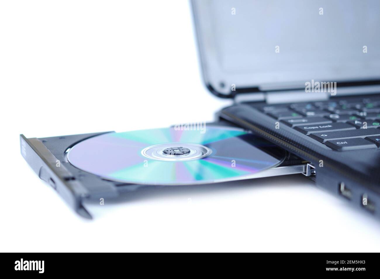 Ordinateur portable avec un disque dvd dans le plateau Banque D'Images