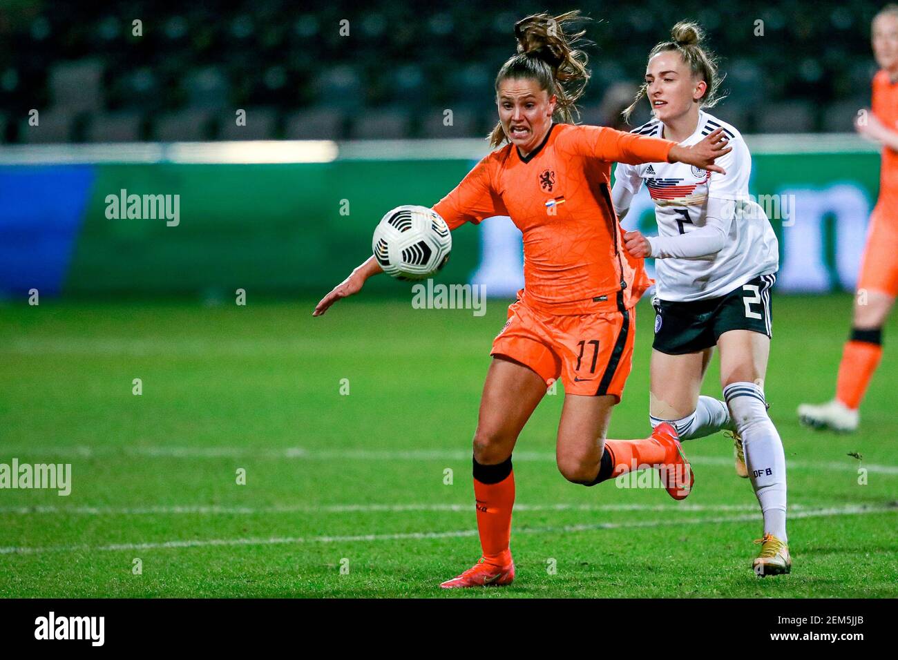 VENLO, PAYS-BAS - FÉVRIER 24 : Lieke Martens des pays-Bas, Sophia Kleherne de l'Allemagne lors du match international amical entre les femmes néerlandaises et les femmes allemandes au Stadion de Koel le 24 février 2021 à Venlo, pays-Bas (photo de Broer van den Boom/Orange Pictures) Banque D'Images