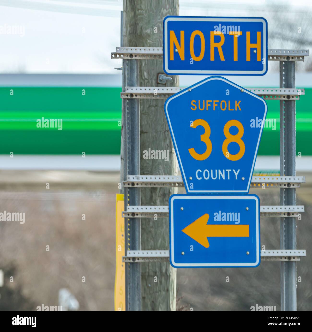 Image détaillée d'un panneau routier pour North Suffolk County Road 38 à Southampton, NY Banque D'Images