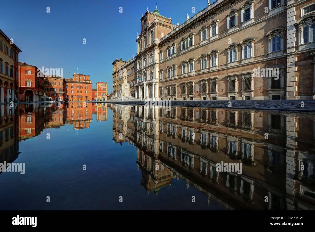 Modène, Emilia Romagna, Italie, détail de la Piazza Roma avec l'académie militaire reflétée sur l'eau, lieu touristique Banque D'Images