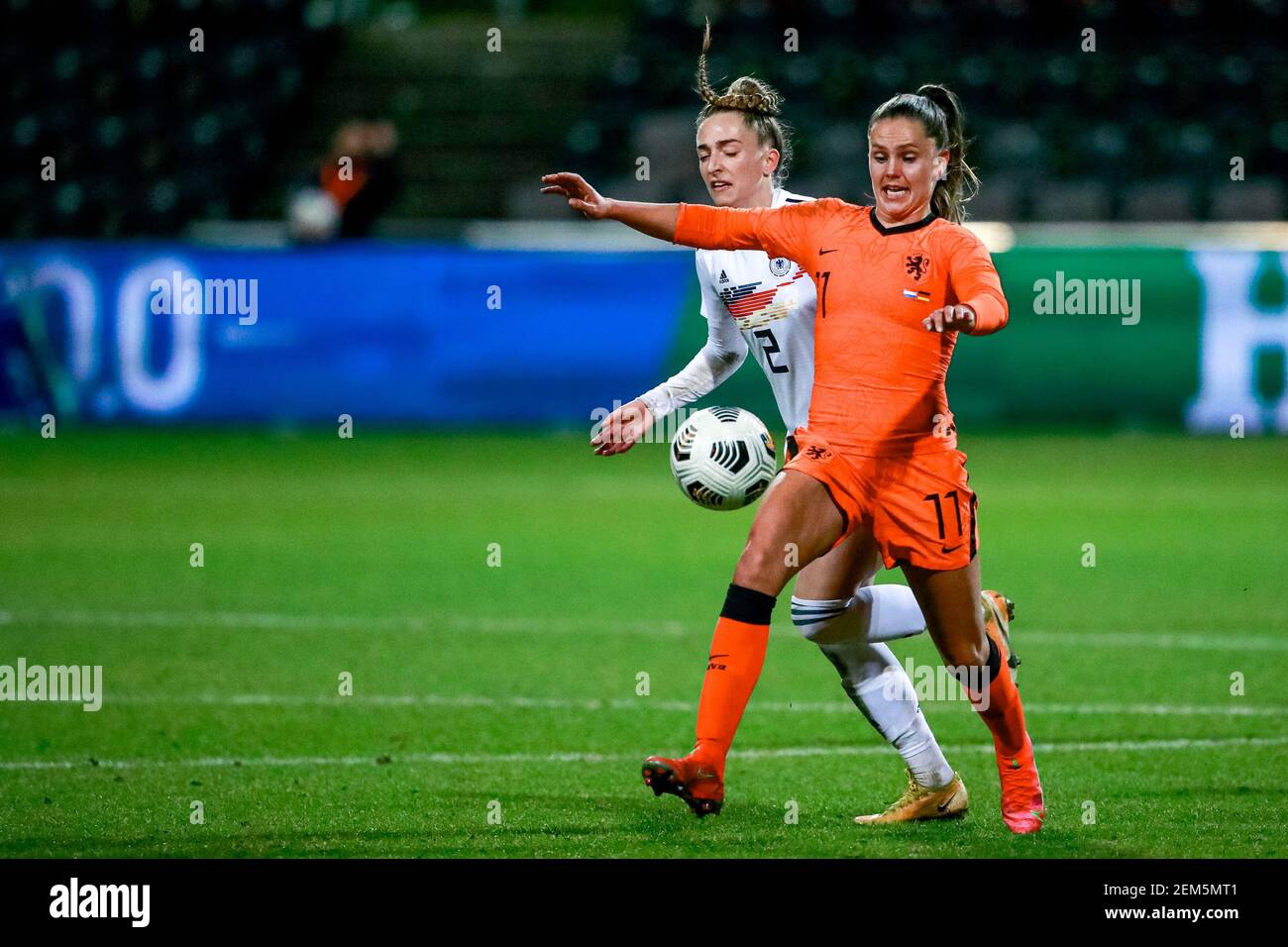 VENLO, PAYS-BAS - FÉVRIER 24 : Lieke Martens des pays-Bas, Sophia Kleherne de l'Allemagne pendant le match international amical entre Banque D'Images