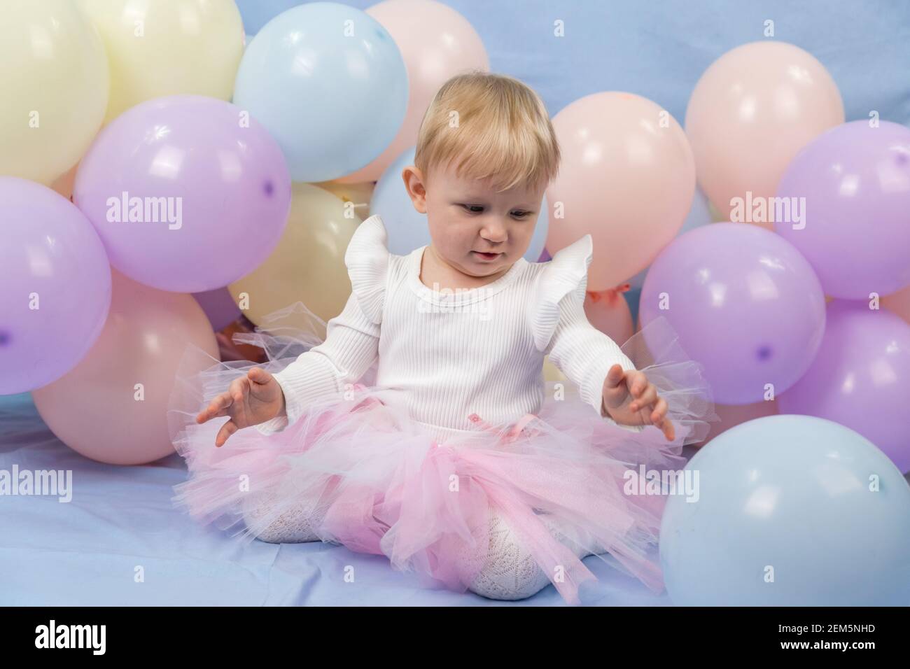 Bambin Bébé Fille En Jupe Tutu Rose Isolé Sur Fond Blanc Banque D'Images et  Photos Libres De Droits. Image 47628326