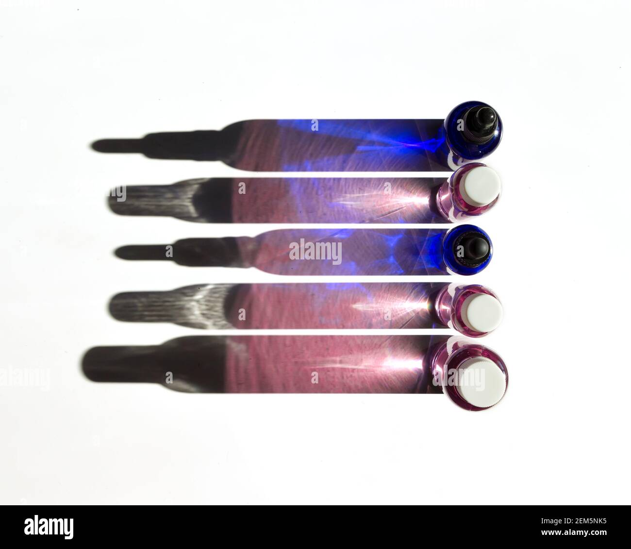 Laboratoire cosmétique ou chimique abstrait. Équipement de laboratoire, flacons, tubes à essai, boîtes de Petri. Concept créatif avec ombres dures. Banque D'Images