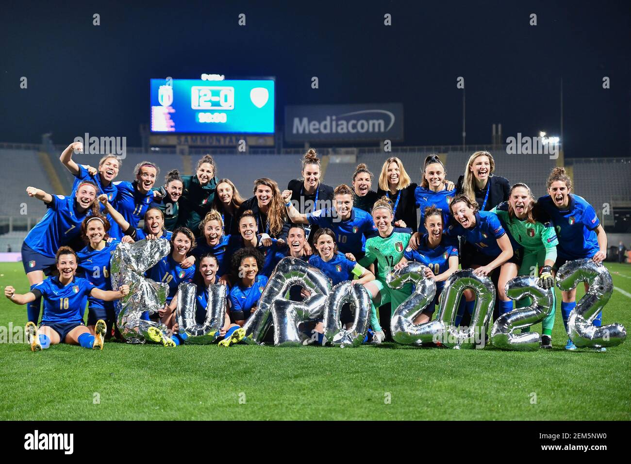 Florence, Italie. 24 février 2021. Florence, Italie, Stade Artemio Franchi, 24 février 2021, Les joueurs italiens célèbrent la victoire et la qualification à l'UEFA Euro 2022 lors de l'UEFA Women's EURO 2022 qualification - Italie contre Israël - UEFA European football Championship Credit: Lisa Guglielmi/LPS/ZUMA Wire/Alamy Live News Banque D'Images