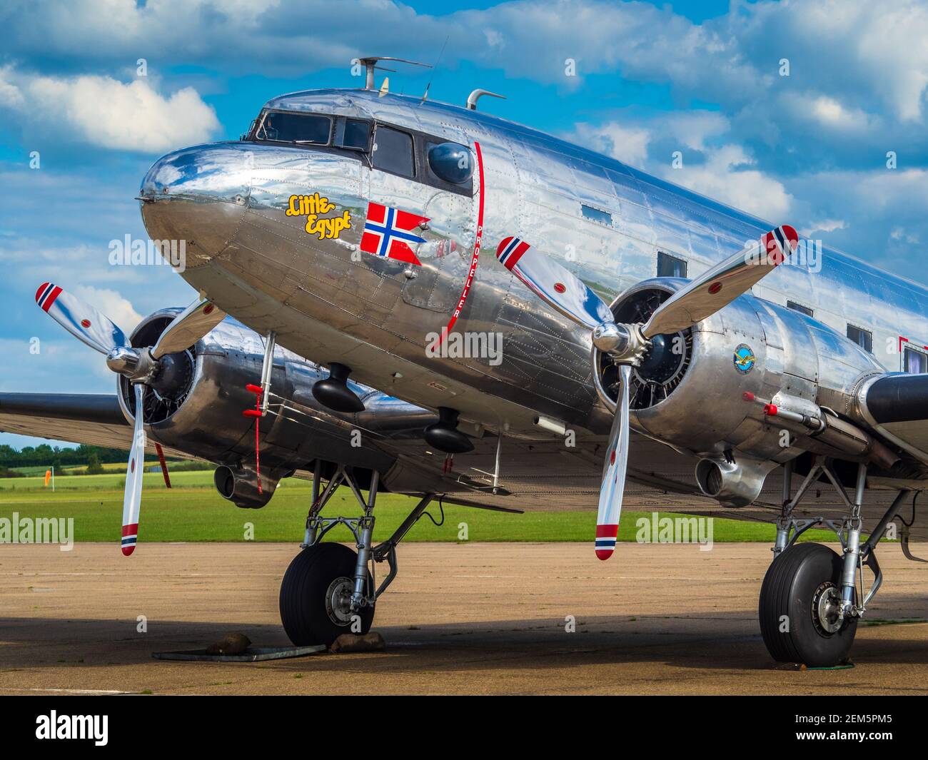 C-53 Dakota - Peu d'Egypte, un avion de transport C-53 Skytrooper LN-WND administré par la Fondation de la Norvège Dakota. Construit en 1943, a servi en Europe DANS LA SECONDE GUERRE MONDIALE. Banque D'Images