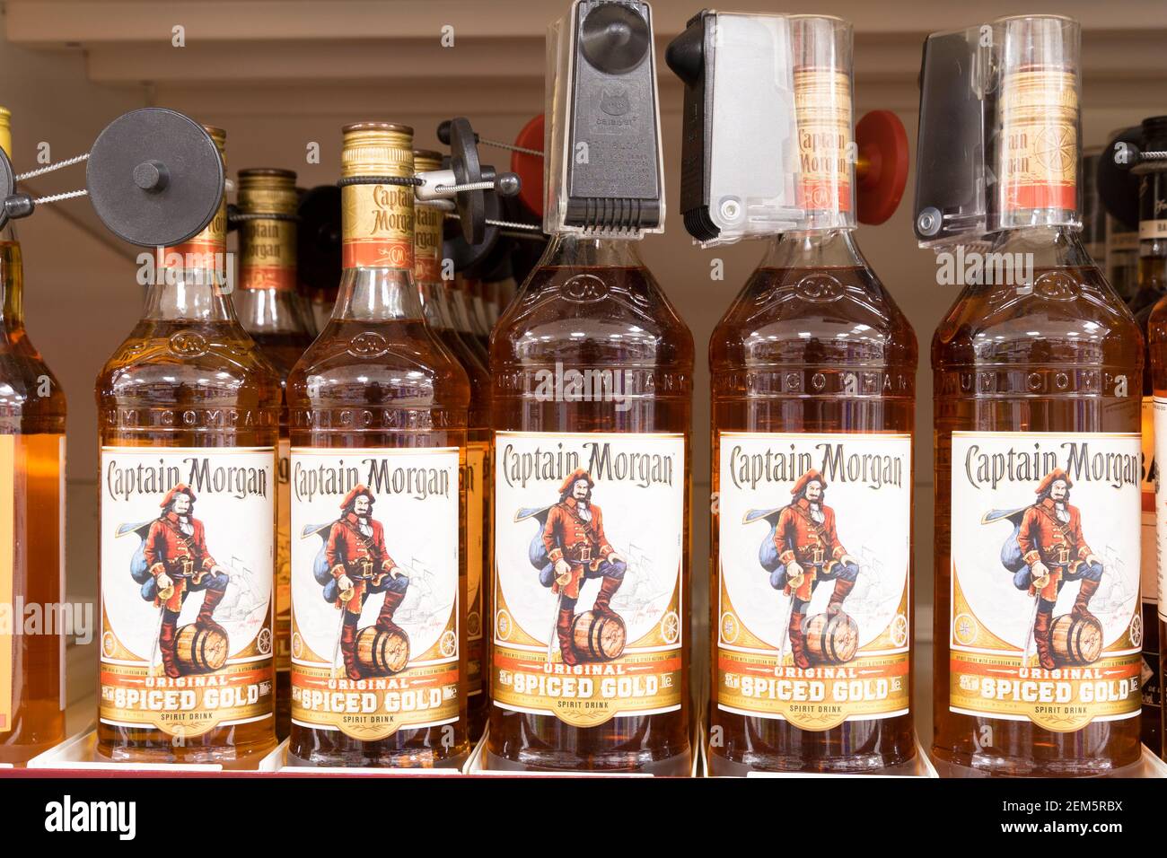 Le rhum doré épicé de Captain Morgan est exposé sur la tablette du supermarché Banque D'Images