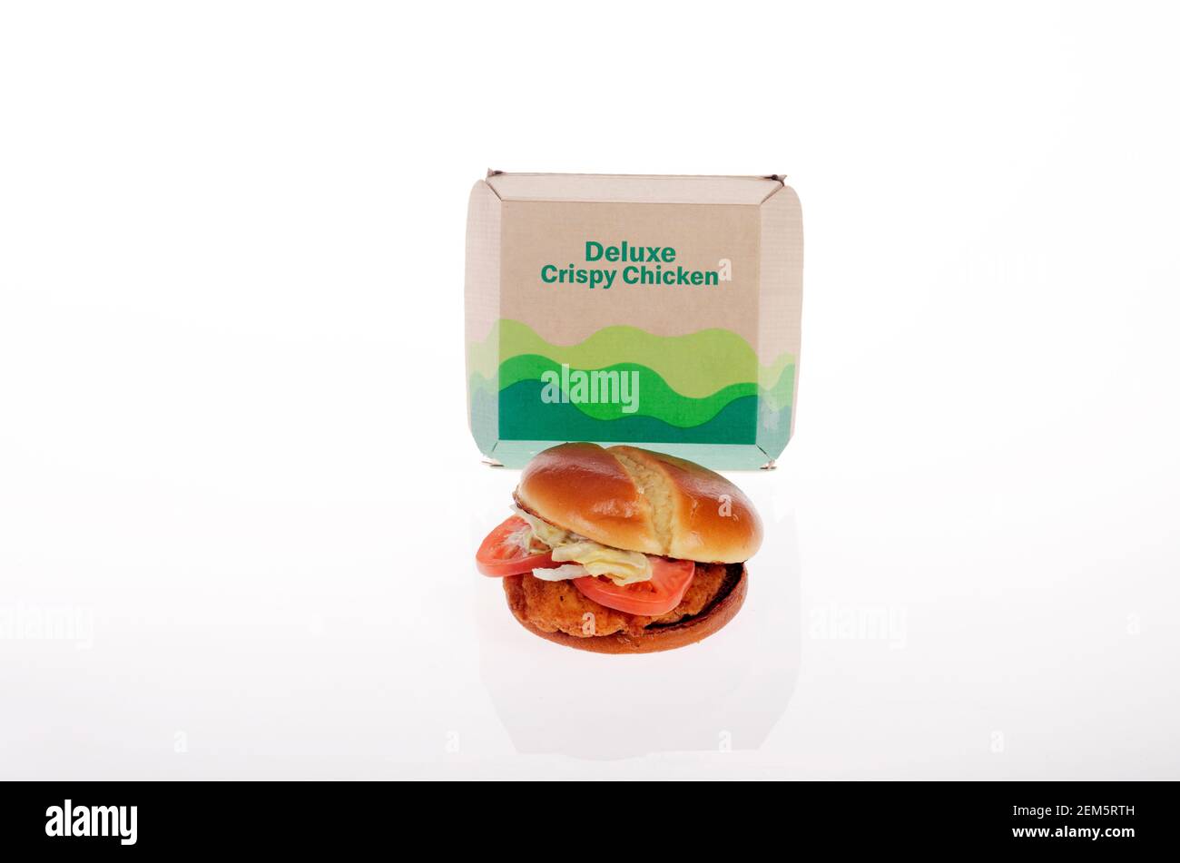 McDonalds New Deluxe Crispy Chicken Sandwich & Box sorti le 24 février 2021 Banque D'Images