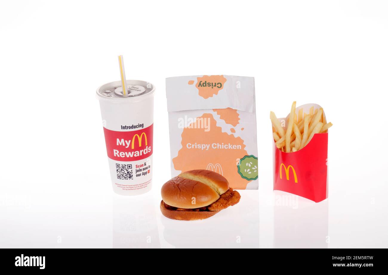 Nouveau repas et sac sandwich au poulet croustillant McDonalds sortis le 24 février 2021 Banque D'Images