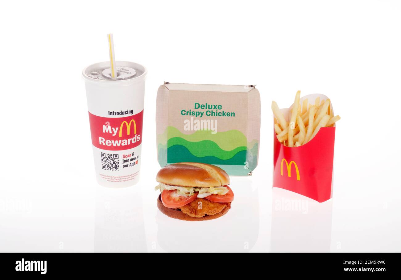 McDonalds nouveau sandwich au poulet croustillant repas de luxe avec frites et soda. Publié le 24 février 2021 Banque D'Images