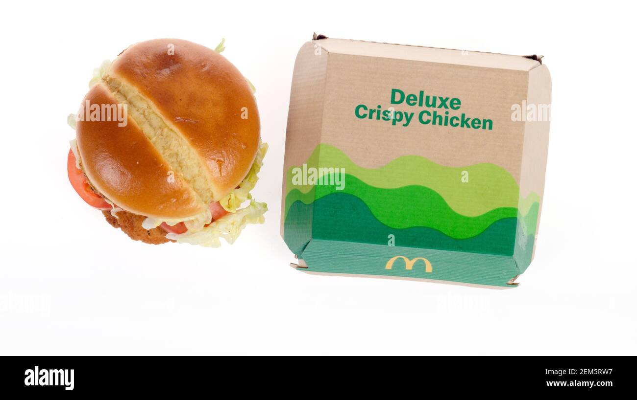 McDonalds New Crispy Chicken Sandwich Deluxe avec boîte. Publié le 24 février 2021 Banque D'Images