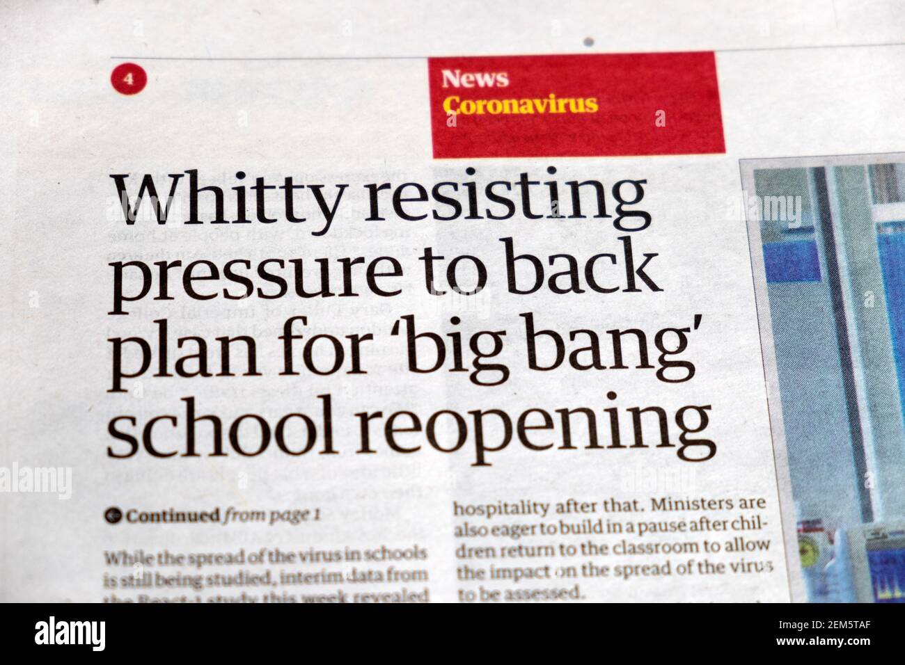 Chris « Whitty résiste à la pression pour soutenir le plan de « big bang » Le titre du journal Guardian de réouverture d'école est à l'intérieur de la page 20 Février 2021 Royaume-Uni Banque D'Images