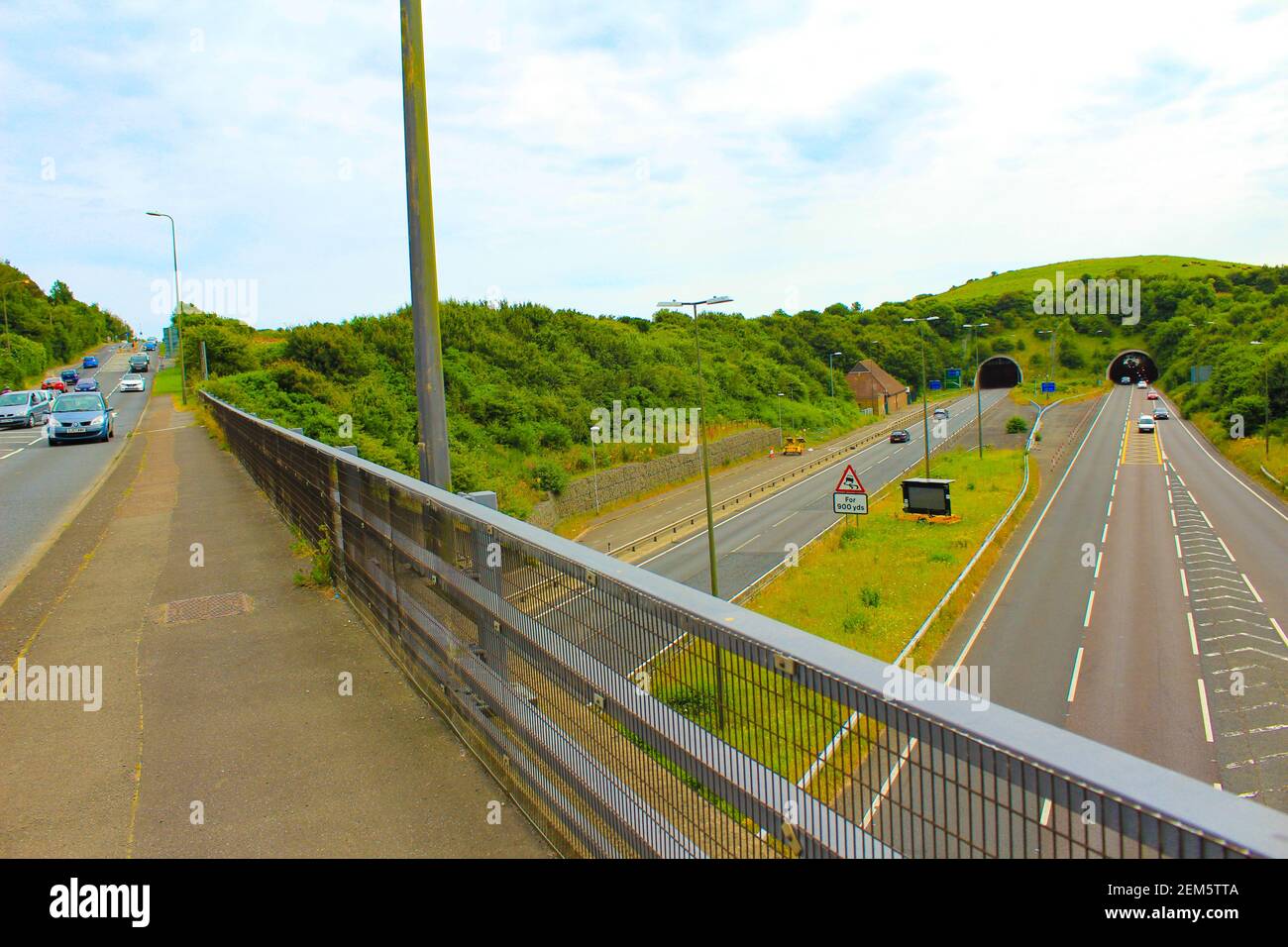 Vue de la route A20 vue de la route A260 Folkestone-Hawkinge.la route A20 est une route importante dans le sud-est de l'Angleterre, transportant le trafic de Londres à Douvres dans le Kent. Banque D'Images
