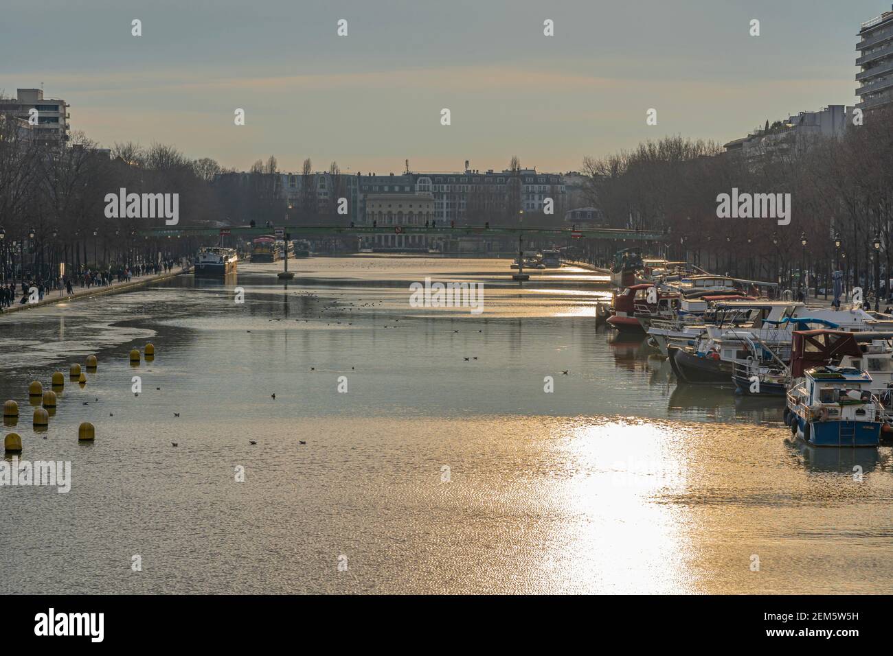 Paris, France - 02 14 2021 : réflexions sur le canal Ourcq du pont levant au coucher du soleil Banque D'Images