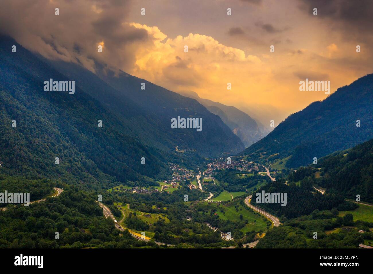 Vue aérienne sur le col de la montagne San Bernardino dans les Alpes suisses, Suisse Banque D'Images