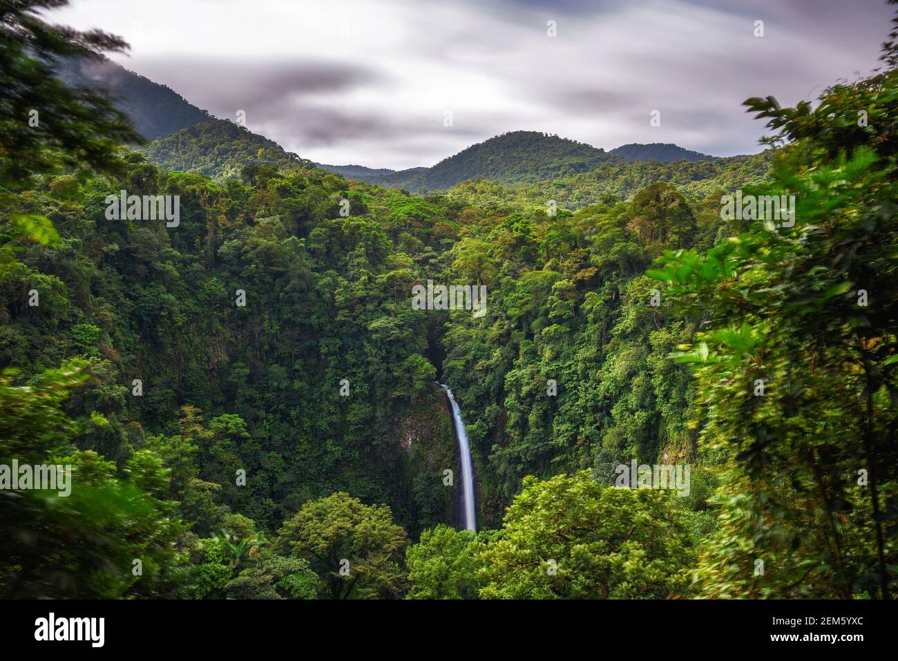 La cascade de La Fortuna au Costa Rica Banque D'Images